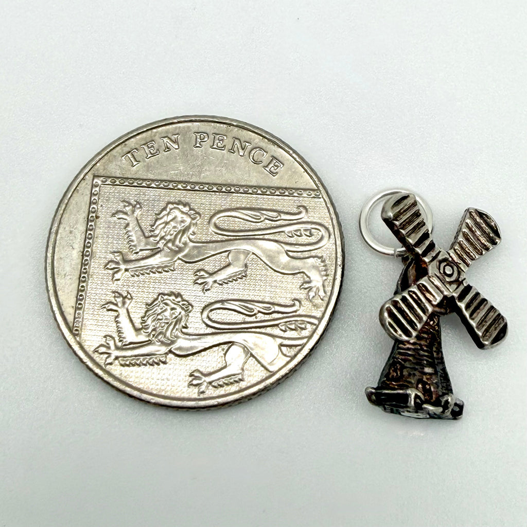 Windmill charm beside handwritten measurements of 17 mm length, 11 mm width and 2.17 g weight