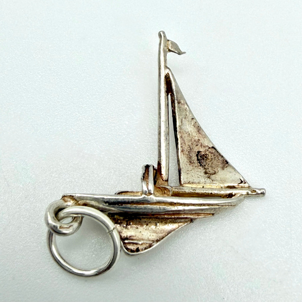 Specification card listing weight 1.16g, length 21mm, width 18mm alongside the sailboat charm