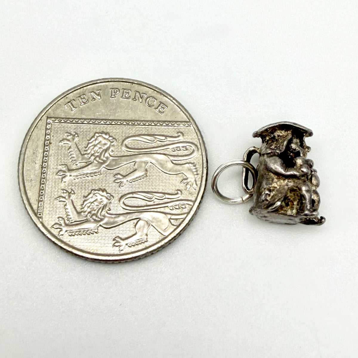 Specification card showing weight 2.66g, length 11mm, width 10mm