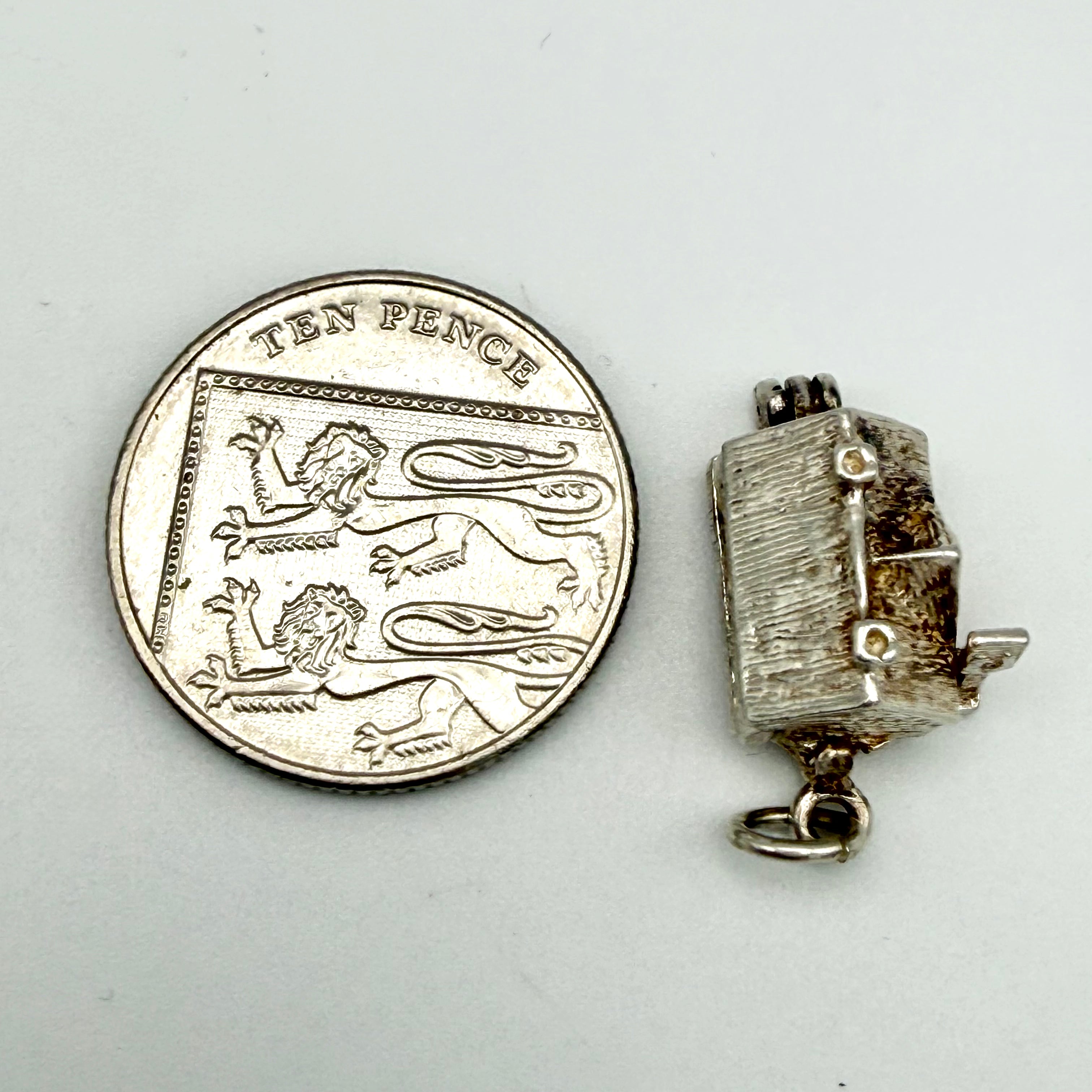 Vintage 925 Sterling Silver Opening Pub Charm - Pats Silver