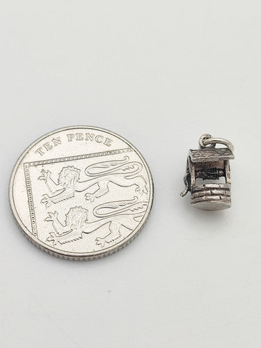 Vintage 925 Sterling Silver Wishing Well Charm CA13-83