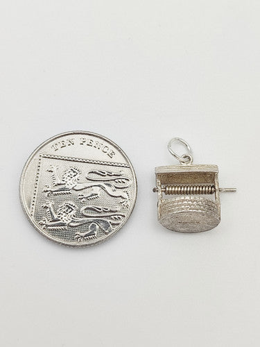 Vintage 925 Sterling Silver Wishing Well Charm CA16-48