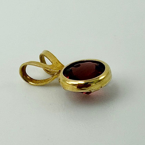 Vintage 9ct Yellow Gold Garnet Pendant PG22