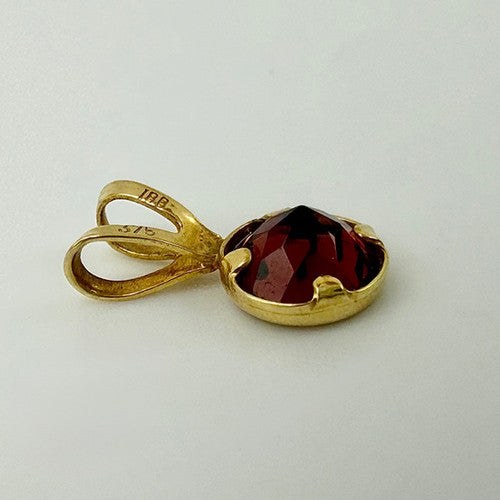 Vintage 9ct Yellow Gold Garnet Pendant PG22