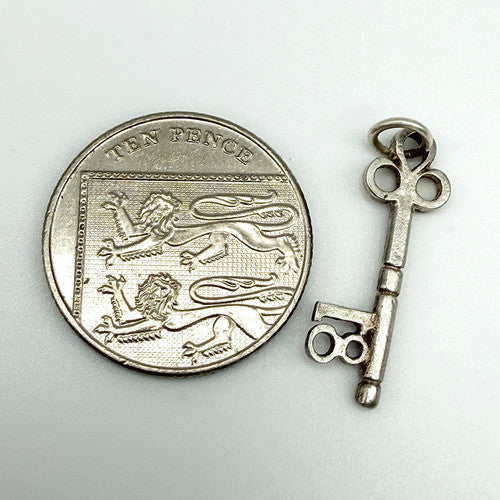 Vintage 925 Sterling Silver 18 Skeleton Key Charm CA26-1
